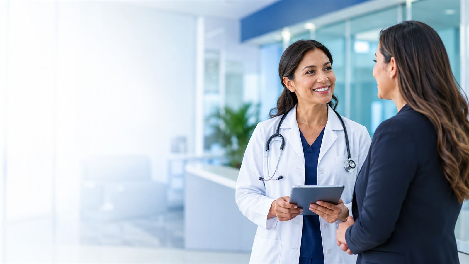 Médica de SEMSA en consulta con una responsable de Recursos Humanos